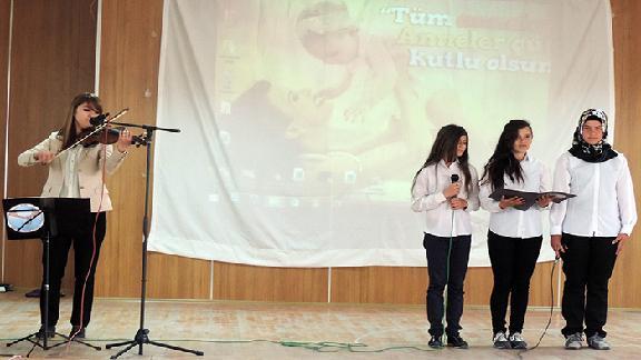 İlçemizde Anneler Günü Atatürk Ortaokulu Tarafından Düzenlenen Program ile Kutlandı