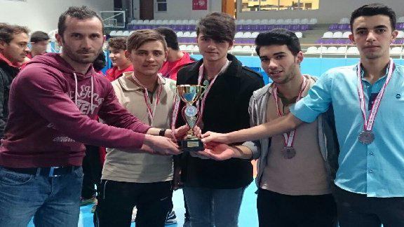 Kupalar iscehisar’a Mehmet Çakmak Anadolu Lisesi Masa Tenisi İl Üçüncüsü