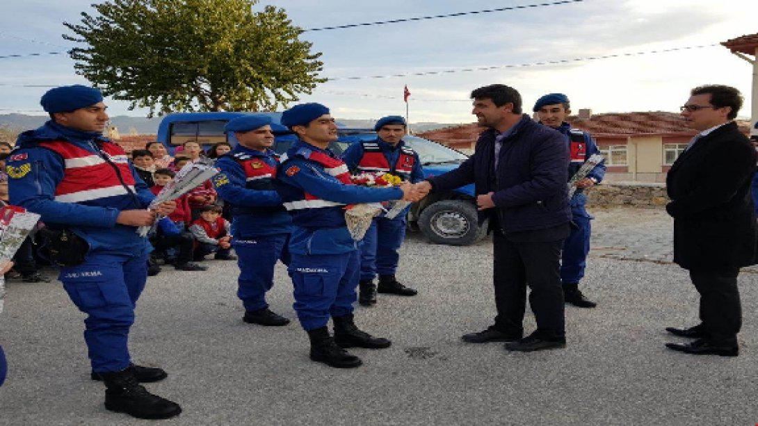 Jandarma Ekipleri Öğretmenleri Güllerle Karşıladı